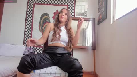 Snapshot of nyusha619933 chatting on 12/16/24, 01:00 Laura nyu online show from 12/16/24, 01:00