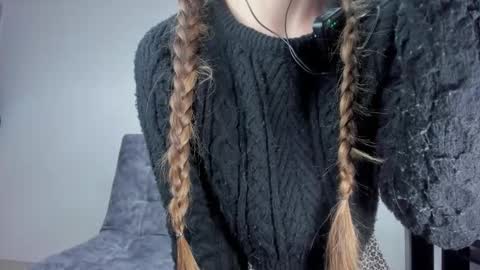 Snapshot of nyusha619933 chatting on 10/29/25, 08:32 Laura nyu online show from 10/29/25, 08:32