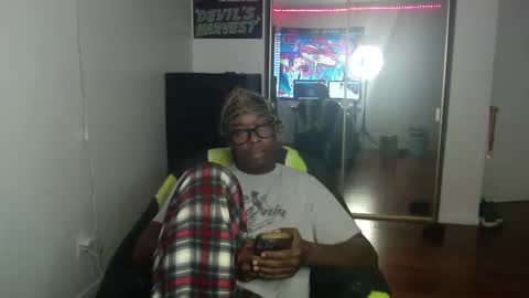 Snapshot of officialmoneyxxx chatting on 12/04/24, 05:11 Money online show from 12/04/24, 05:11