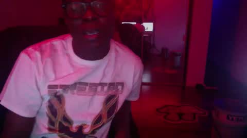 Snapshot of officialmoneyxxx chatting on 12/19/24, 03:51 Money online show from 12/19/24, 03:51