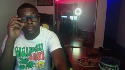 Snapshot of officialmoneyxxx chatting on 12/21/24, 01:04 Money online show from 12/21/24, 01:04