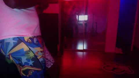 Snapshot of officialmoneyxxx chatting on 01/16/25, 04:28 Money online show from 01/16/25, 04:28