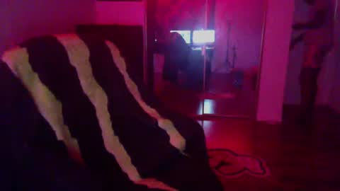 Snapshot of officialmoneyxxx chatting on 01/22/25, 05:59 Money online show from 01/22/25, 05:59