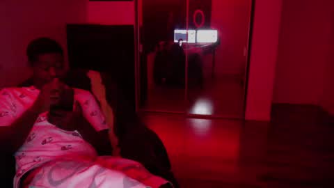 Snapshot of officialmoneyxxx chatting on 10/16/25, 09:32 Money online show from 10/16/25, 09:32