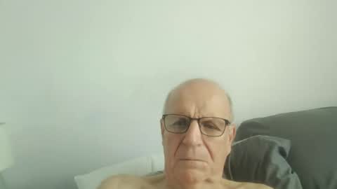 Snapshot of oggi95 chatting on 09/15/25, 03:01 oggi95 online show from 09/15/25, 03:01