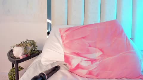 Holly online show from 01/12/25, 02:03