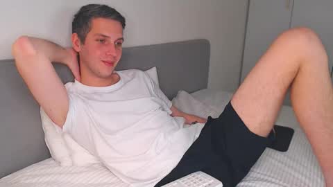 Snapshot of oliver_hort chatting on 11/15/25, 05:09 Oliver online show from 11/15/25, 05:09