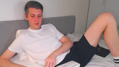 Snapshot of oliver_hort chatting on 11/17/25, 05:30 Oliver online show from 11/17/25, 05:30