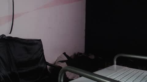 Snapshot of oliver_laid_2023 chatting on 12/14/24, 03:18 oliver_laid_2023 online show from 12/14/24, 03:18