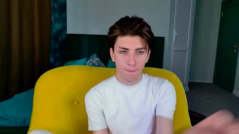 Snapshot of oliver_starboy chatting on 09/16/25, 07:42 Oliver online show from 09/16/25, 07:42
