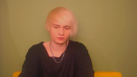 Snapshot of oliver_sweet_ chatting on 02/18/25, 01:43 Oliver online show from 02/18/25, 01:43