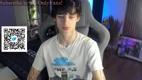 Snapshot of oliverrgroove chatting on 10/28/25, 04:27 oliverrgroove online show from 10/28/25, 04:27