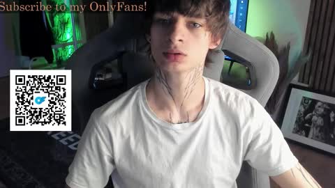 Snapshot of oliverrgroove chatting on 11/14/25, 02:05 oliverrgroove online show from 11/14/25, 02:05