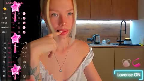 Snapshot of olivia_bells chatting on 09/23/25, 08:34 Olivia 3 online show from 09/23/25, 08:34