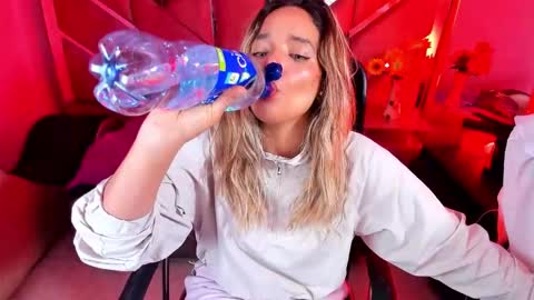  OLIVIA  online show from 11/05/25, 04:01