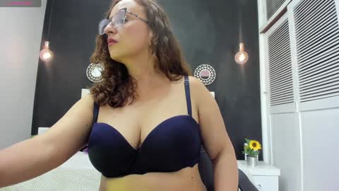 Snapshot of olivia_willd chatting on 12/24/24, 01:49 olivia online show from 12/24/24, 01:49