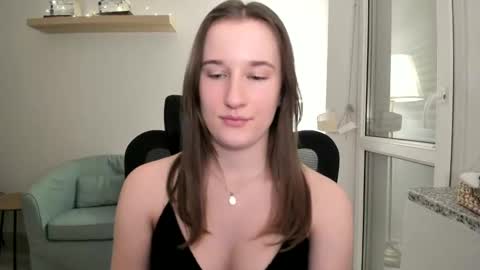 Oliwiaa2004 online show from 12/15/24, 09:09