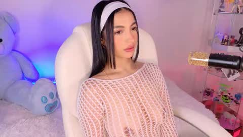 Olivia Mcneill  online show from 11/22/25, 12:04