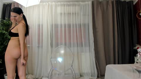 Snapshot of oliviarimes chatting on 02/03/25, 01:19 Alina online show from 02/03/25, 01:19