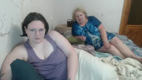 Snapshot of olyaandnetty chatting on 02/19/25, 08:41 OlyaAndNetty online show from 02/19/25, 08:41