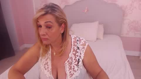 Nicole online show from 10/19/25, 04:46