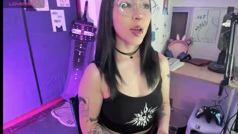 Snapshot of oni_dakotta chatting on 09/29/25, 10:42 oni_dakotta online show from 09/29/25, 10:42