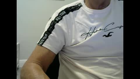 Snapshot of ossibottom chatting on 02/09/25, 08:13 Ossi online show from 02/09/25, 08:13