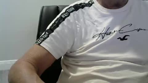 Snapshot of ossibottom chatting on 02/10/25, 11:13 Ossi online show from 02/10/25, 11:13