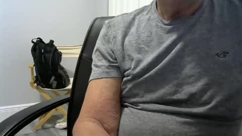 Snapshot of ossibottom chatting on 09/19/25, 02:46 Ossi online show from 09/19/25, 02:46