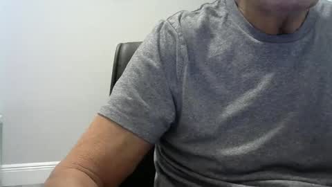 Snapshot of ossibottom chatting on 09/19/25, 06:41 Ossi online show from 09/19/25, 06:41
