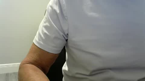 Snapshot of ossibottom chatting on 10/09/25, 10:19 Ossi online show from 10/09/25, 10:19