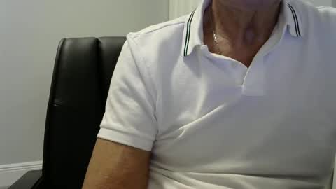 Snapshot of ossibottom chatting on 10/12/25, 02:32 Ossi online show from 10/12/25, 02:32