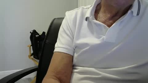 Snapshot of ossibottom chatting on 10/12/25, 08:52 Ossi online show from 10/12/25, 08:52