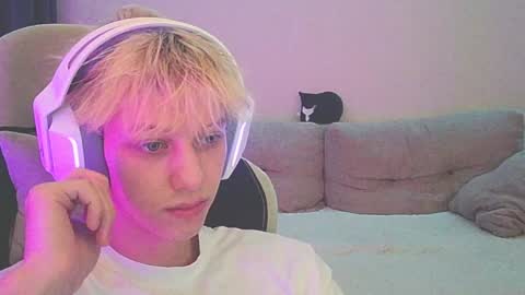 Snapshot of ostin_meoww chatting on 12/27/24, 04:43 Ostin online show from 12/27/24, 04:43