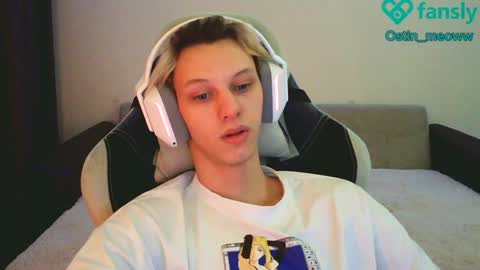 Snapshot of ostin_meoww chatting on 01/18/25, 04:10 Ostin online show from 01/18/25, 04:10