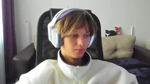 Snapshot of ostin_meoww chatting on 09/29/25, 05:23 Ostin online show from 09/29/25, 05:23