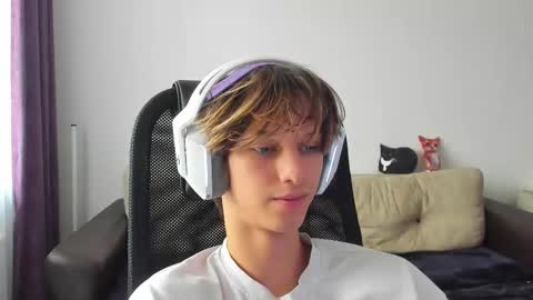 Snapshot of ostin_meoww chatting on 10/10/25, 08:46 Ostin online show from 10/10/25, 08:46