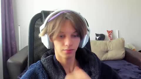 Snapshot of ostin_meoww chatting on 10/28/25, 07:45 Ostin online show from 10/28/25, 07:45