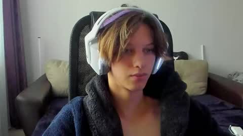 Snapshot of ostin_meoww chatting on 11/10/25, 04:00 Ostin online show from 11/10/25, 04:00