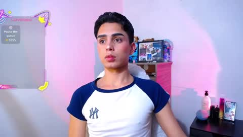 Owen  Independent model  online show from 11/22/25, 05:50