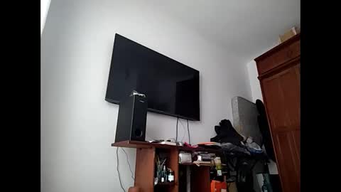 Snapshot of p_f__ chatting on 11/21/25, 06:39 p_f__ online show from 11/21/25, 06:39