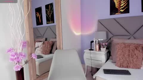 Pamela Duque  online show from 09/28/25, 12:32