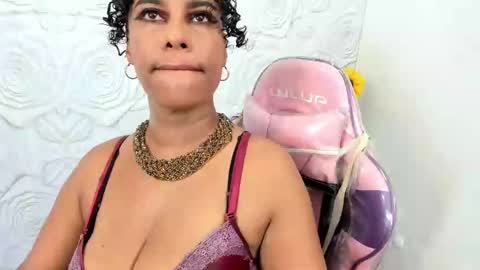 Snapshot of pamela_guzmaan_ chatting on 12/05/24, 06:44 PAMELA online show from 12/05/24, 06:44