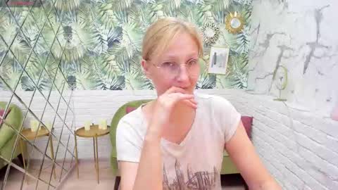 Snapshot of paris_cherry chatting on 09/16/25, 08:32 Paris online show from 09/16/25, 08:32