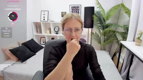 Paris online show from 10/14/25, 09:26