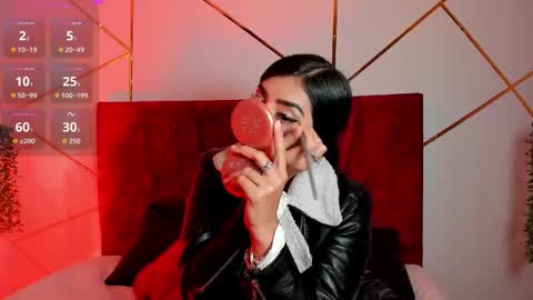 paris_evans_01 online show from 11/24/25, 12:49