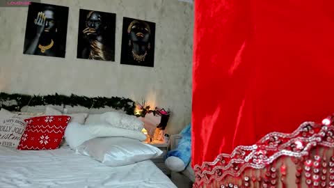 Snapshot of paris_x_hilton chatting on 12/24/24, 05:05 Paris online show from 12/24/24, 05:05
