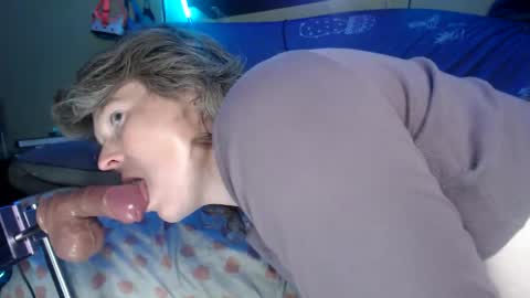 Snapshot of patchoulisquirtzz69 chatting on 10/27/25, 01:42 Patchoulisquirtz online show from 10/27/25, 01:42