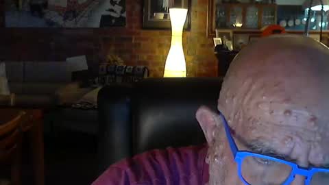 Snapshot of patvac chatting on 12/08/24, 01:58 patvac online show from 12/08/24, 01:58