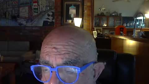 Snapshot of patvac chatting on 12/11/24, 01:39 patvac online show from 12/11/24, 01:39